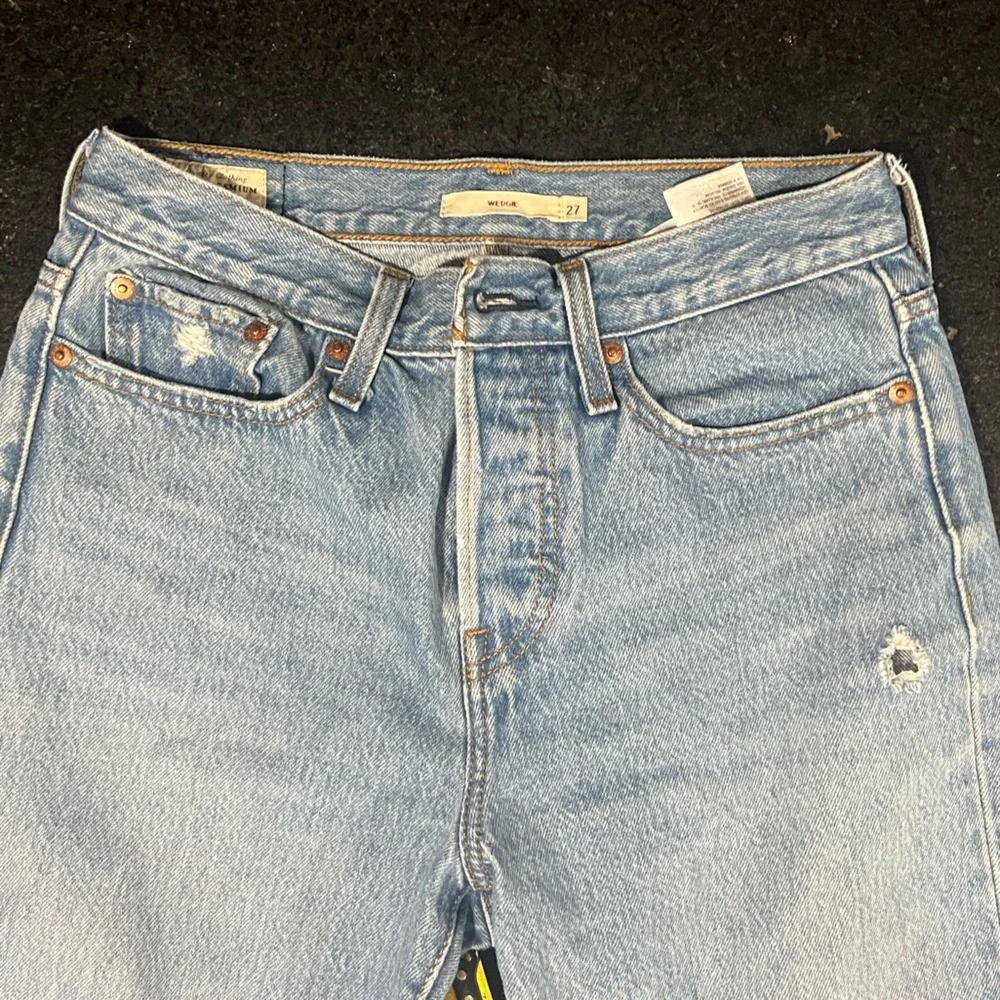 Levi's Premium Wedgie Distressed Jeans Blue Denim Medium Wash Button Fly Size 27 - Picture 3 of 7